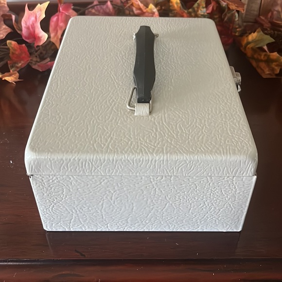 Vintage Metal Cash Money Box with 2 Keys - Picture 5 of 11